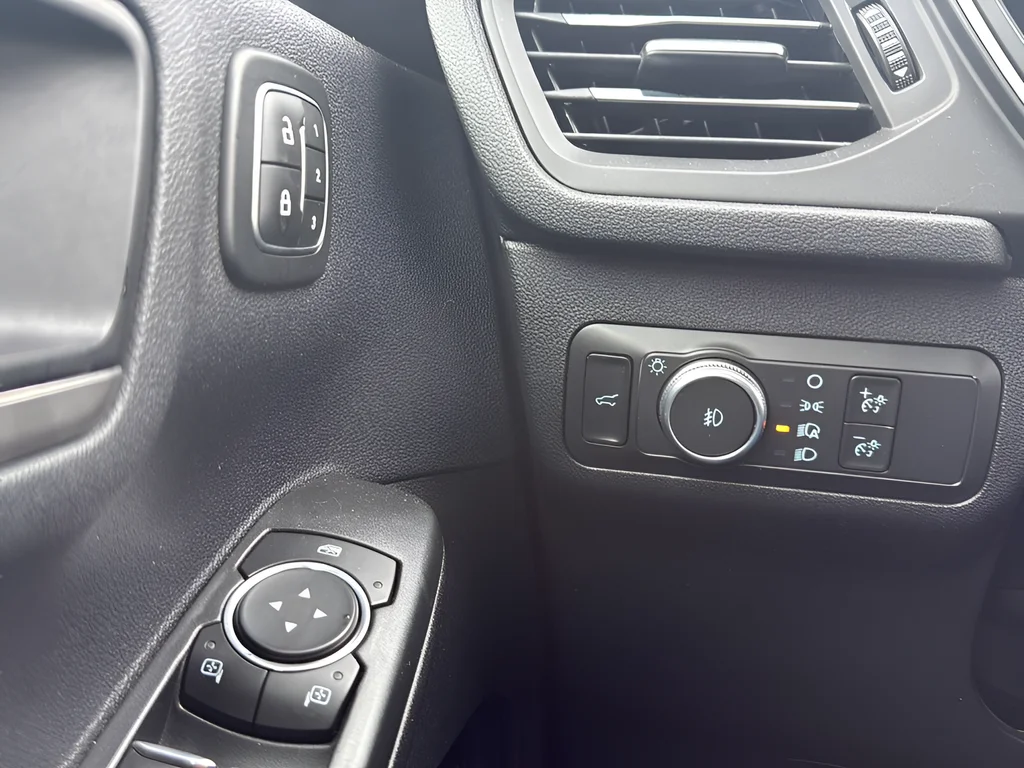 Used 2022  Ford Titanium image 15