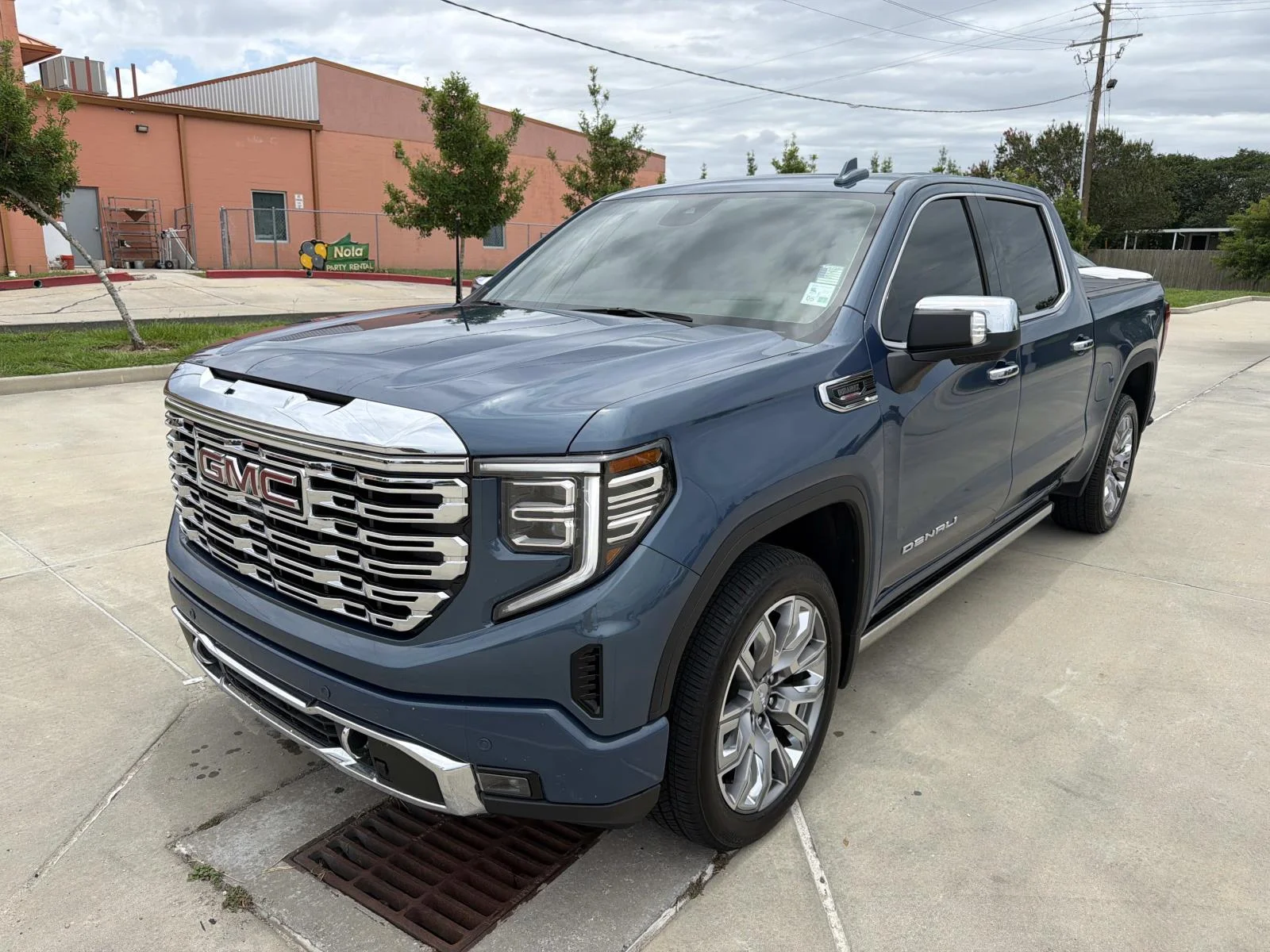 Used 2025 Blue GMC 2WD Crew Cab 147 Denali image 3