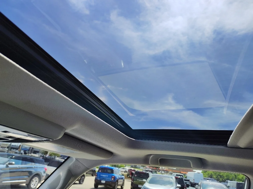 Used 2022 White Toyota SR5 Premium image 23