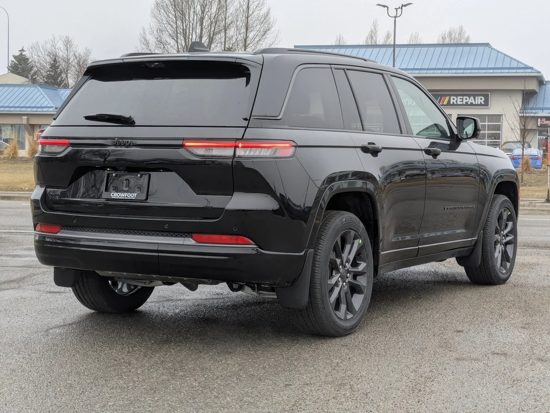 New 2026 Black Jeep Limited Reserve - - 4x4 - Pano Sunroof - Nappa Lthr - Vent Seats - Tow Pkg - Remote Start & More! image 8