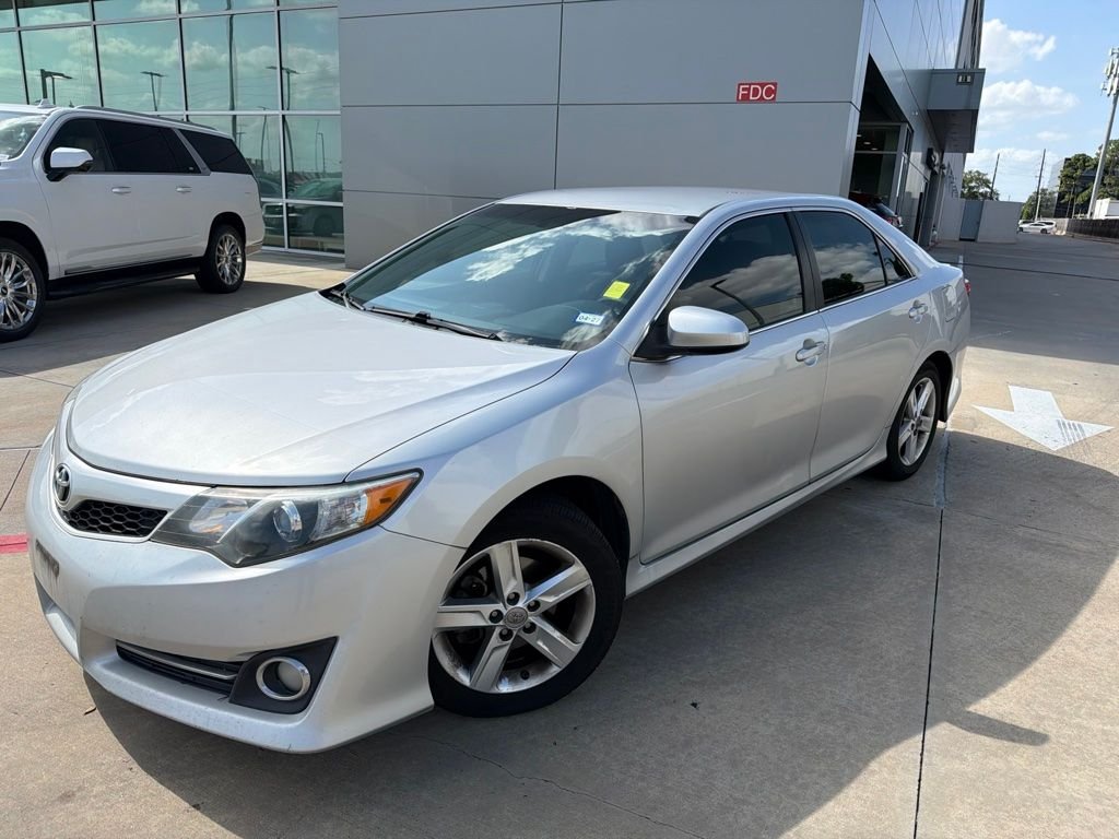 Used 2014 Classic Silver Metallic Toyota SE image 1