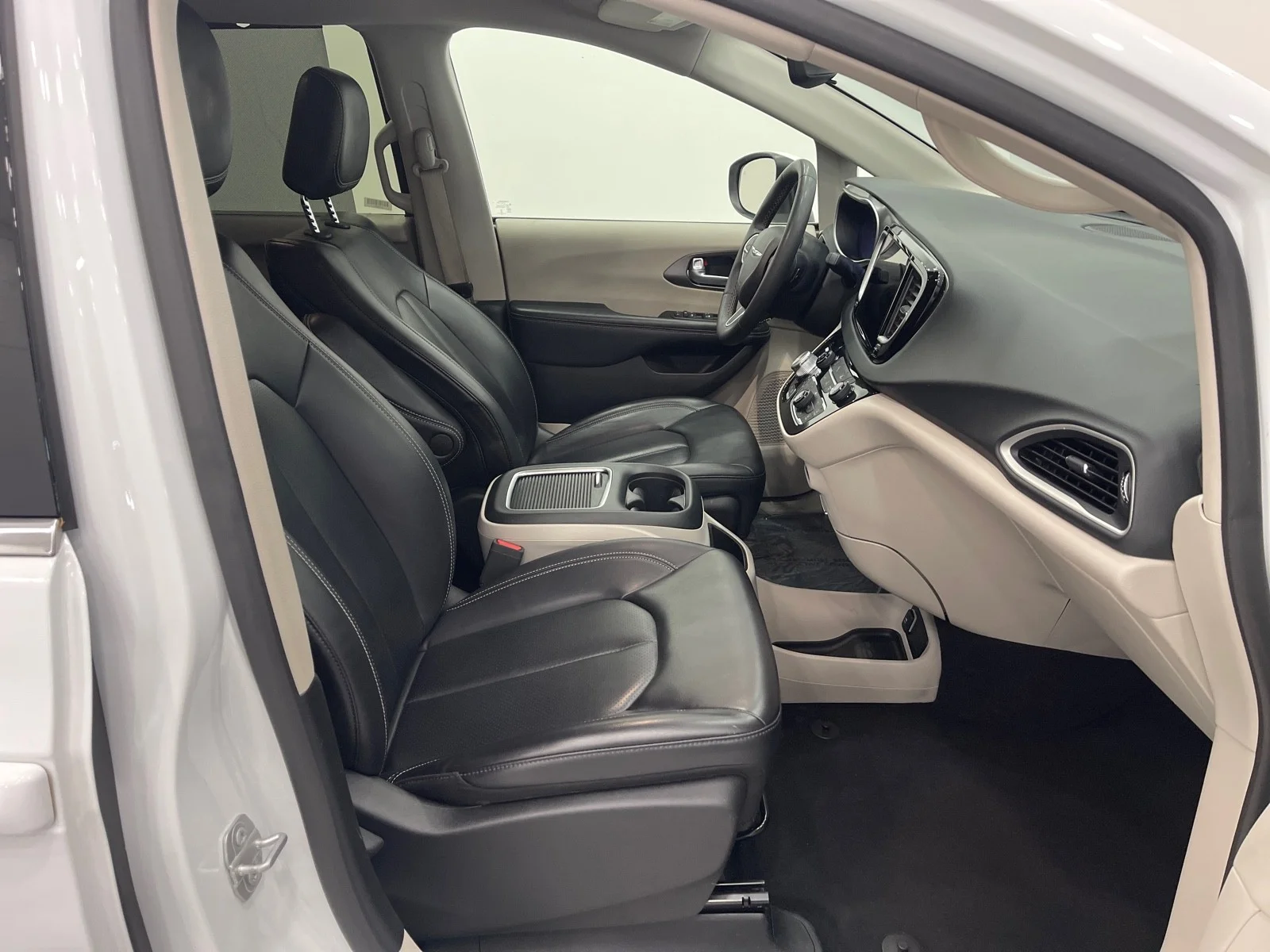 Used 2023 Bright White Clearcoat Chrysler Touring L FWD image 51