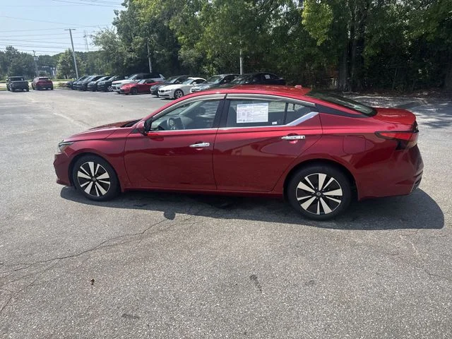 Used 2020 Red Nissan 2.5 SV image 8