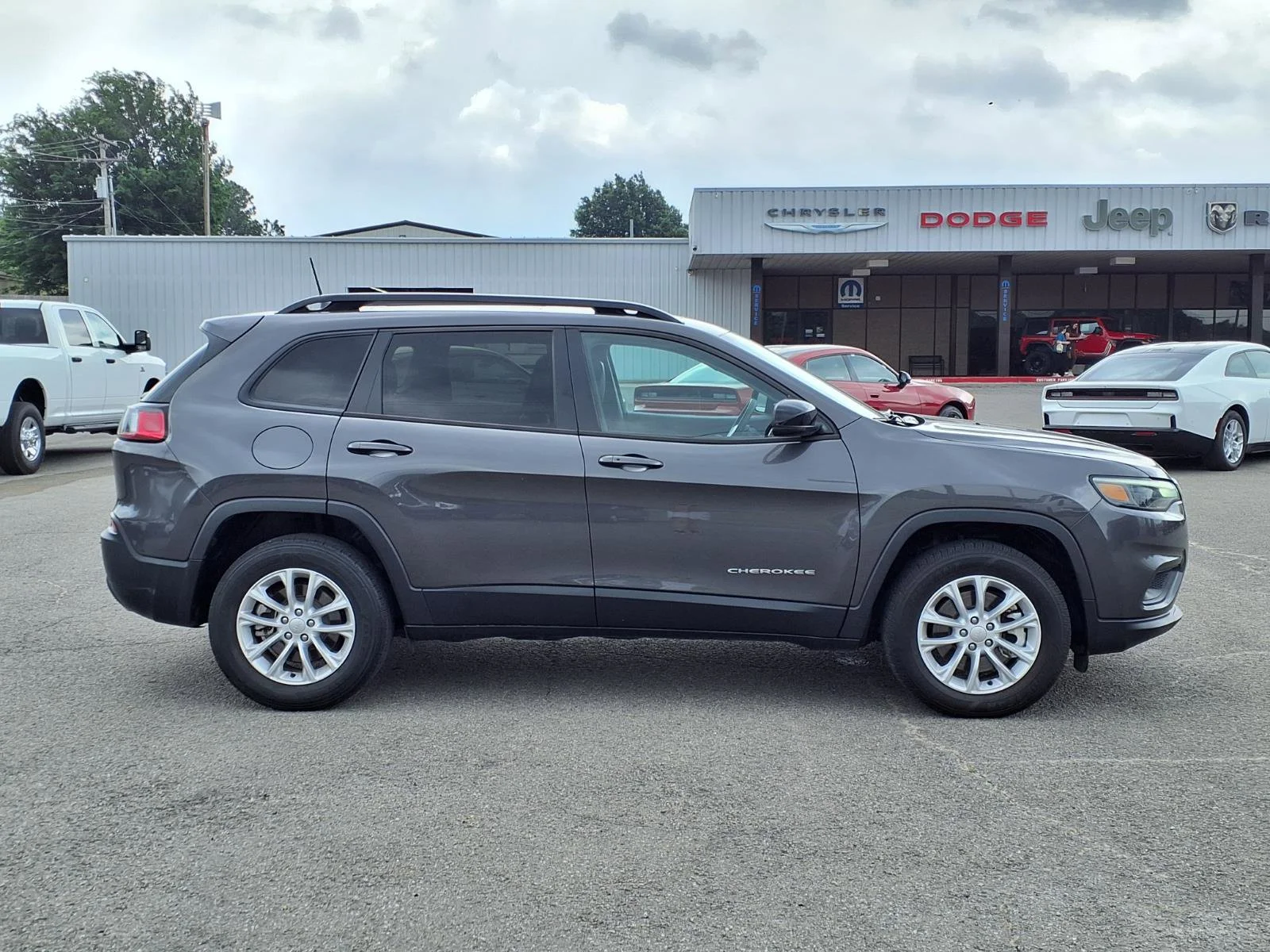 Used 2022 Granite Crystal Metallic Clearcoat Jeep Latitude Lux image 22