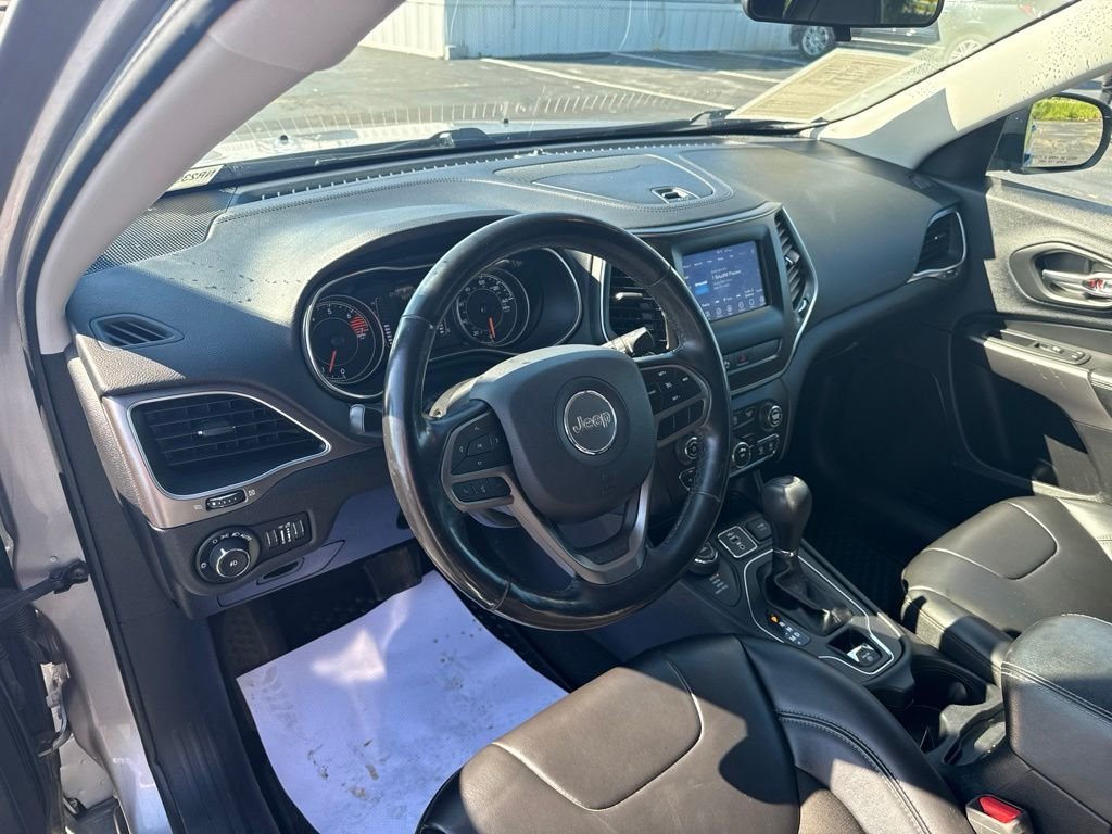 Used 2020 Silver Jeep Latitude Plus image 11