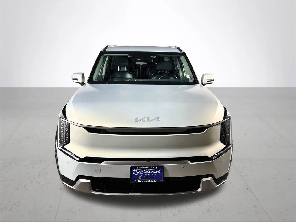 Used 2024 Ivory Kia Land image 3