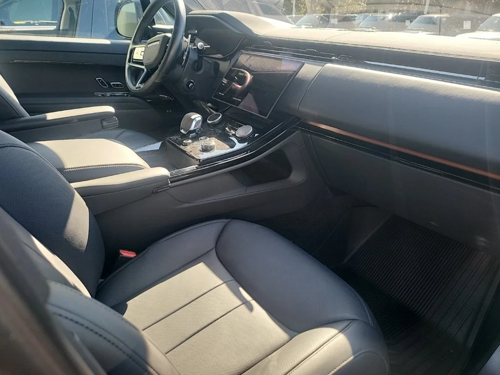 Used 2023 Black Land Rover SE Dynamic image 11