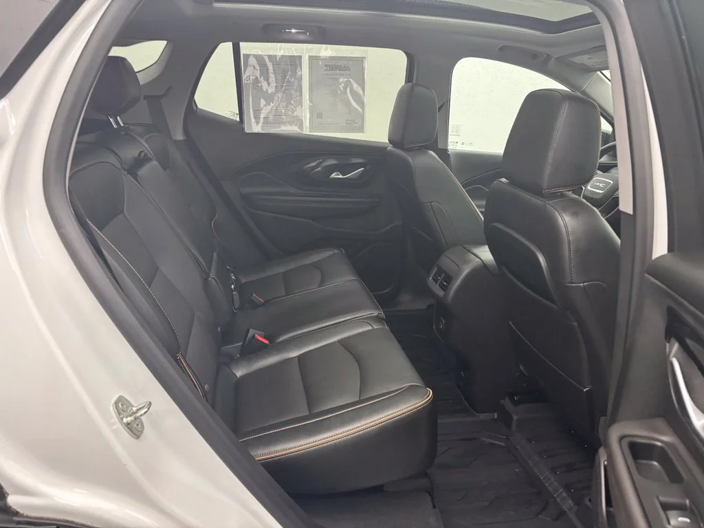 Used 2022 White GMC AT4 image 41