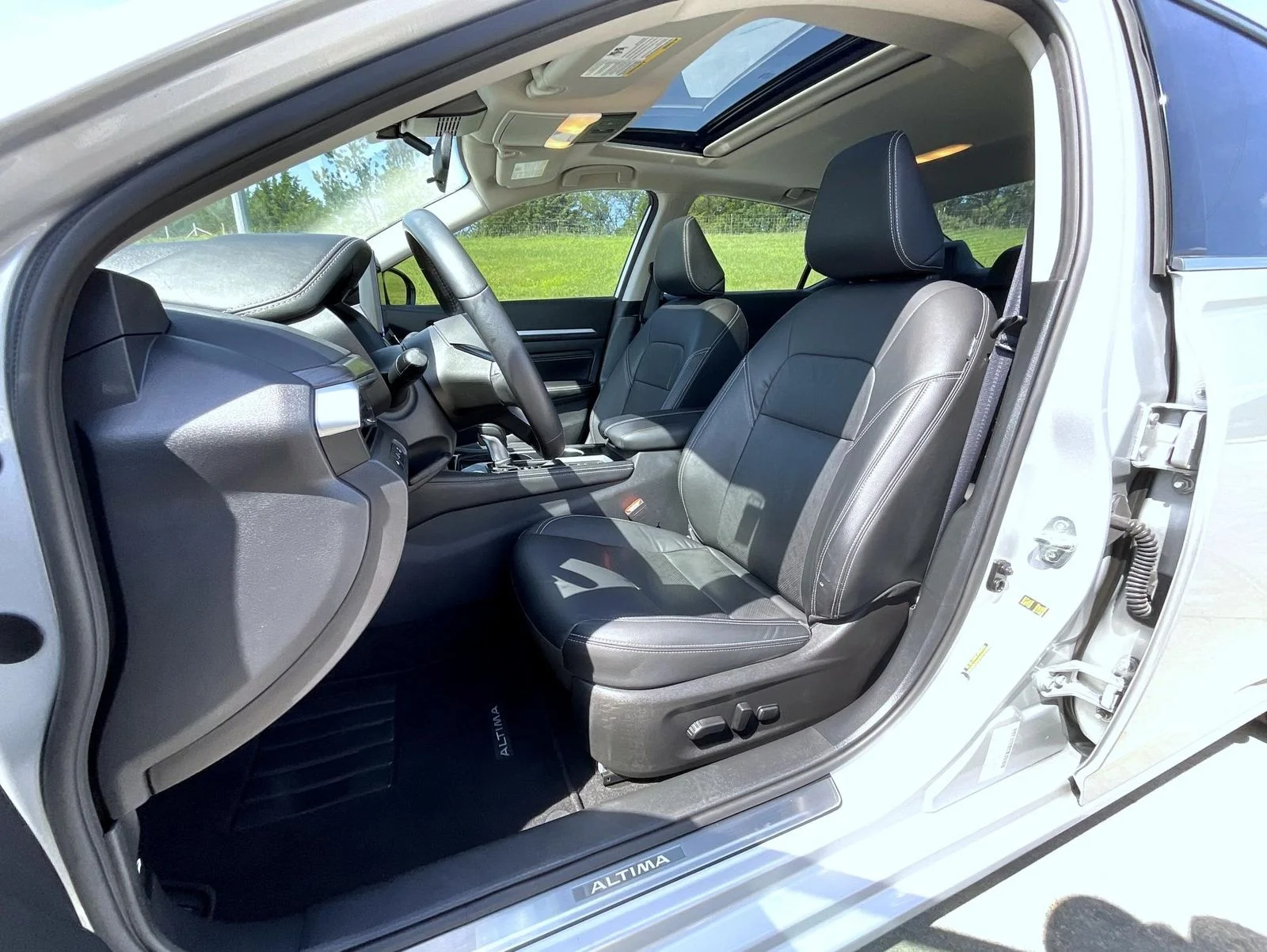 Used 2023 Silver Nissan 2.5 SL image 11