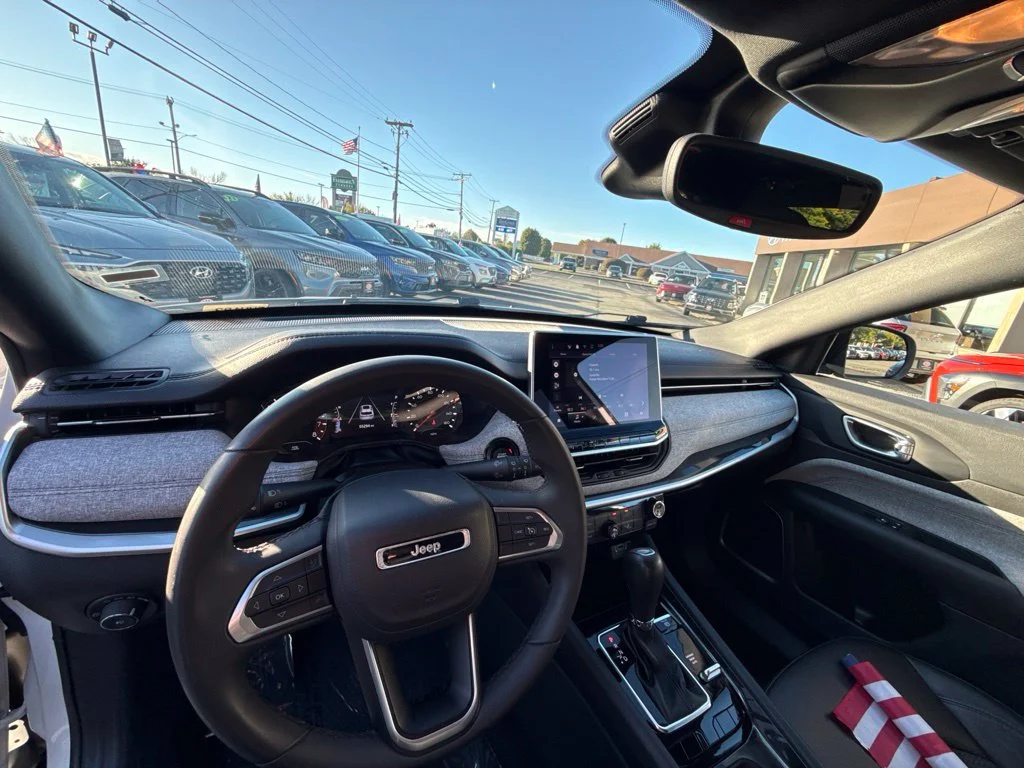 Used 2024 White Jeep Latitude image 18