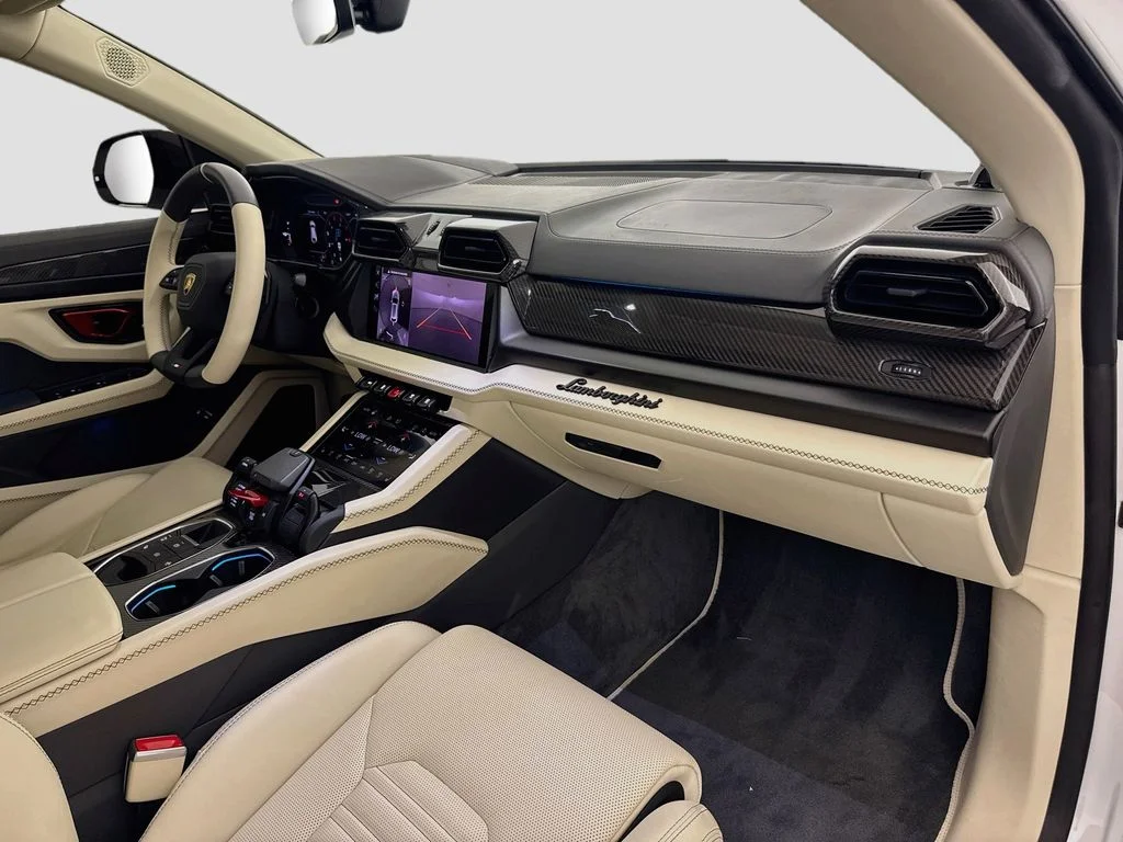Used 2025 White Lamborghini SE image 32