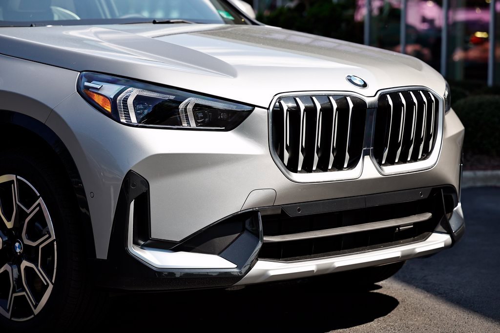 Used 2026 Space Silver Metallic BMW xDrive28i image 2