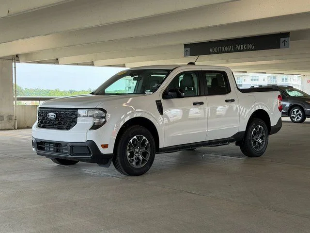 New 2025 Oxford White Ford XLT image 2