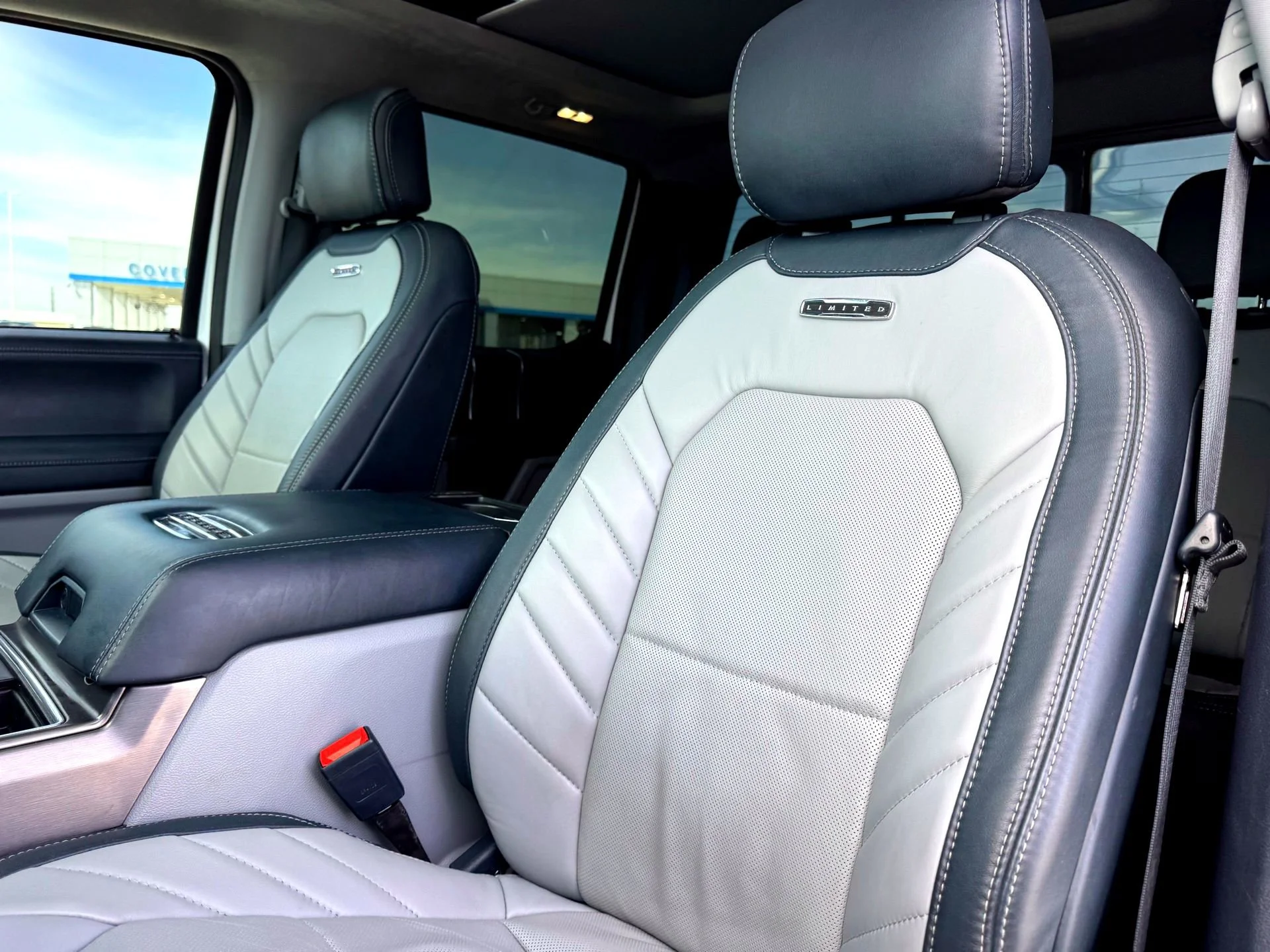 Used 2022  Ford Limited image 18
