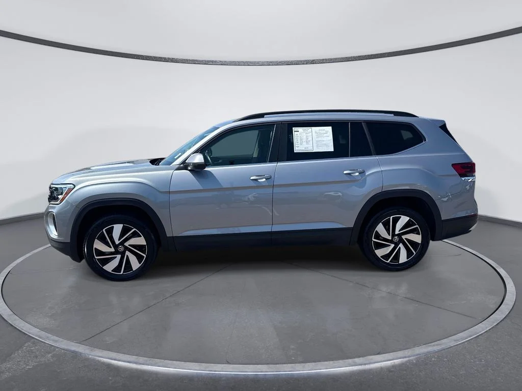 Used 2025  Volkswagen 2.0T SE w/Technology image 4