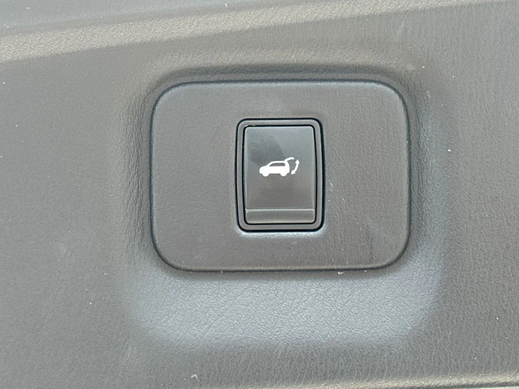 Used 2016 White INFINITI Base image 16