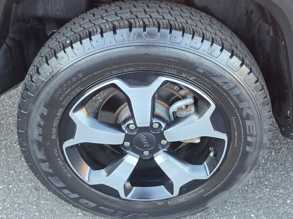 Used 2021 Omaha Orange Clear Coat Jeep Trailhawk image 27