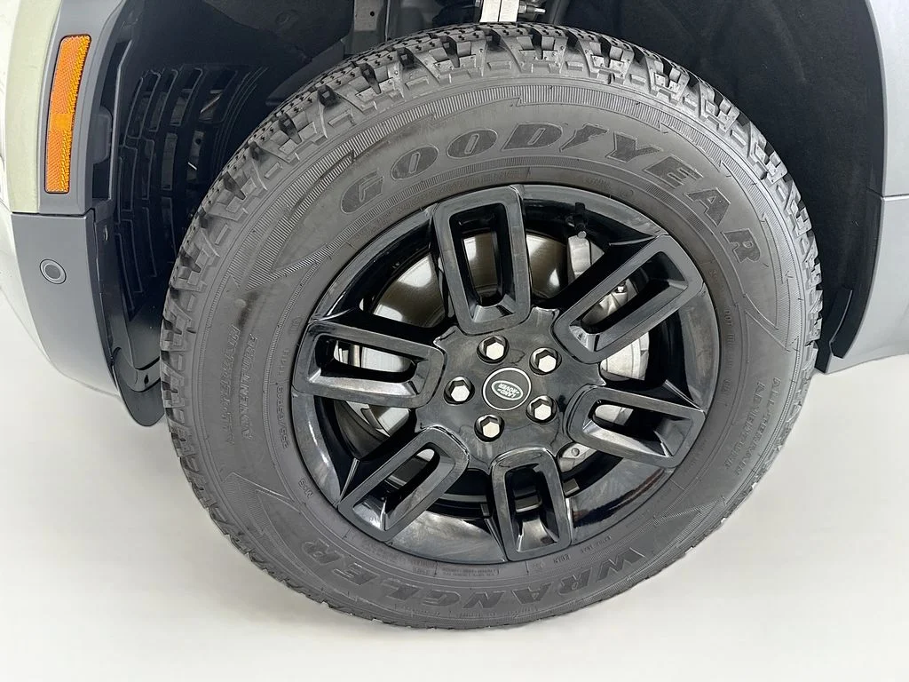 Used 2025 Pangea Green Metallic Land Rover S image 29