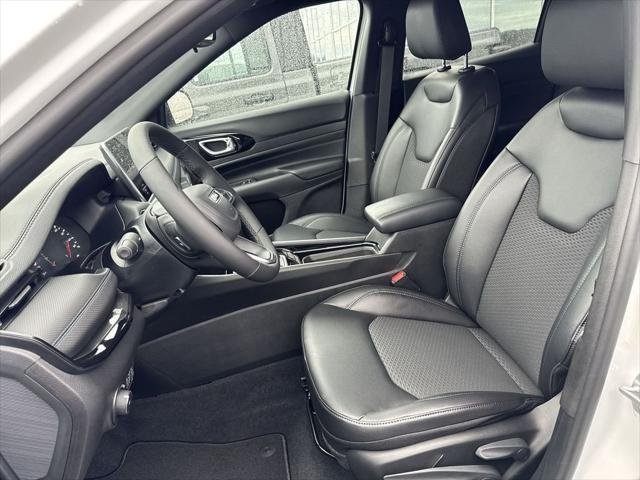 New 2026 Bright White Clearcoat Jeep Latitude image 11