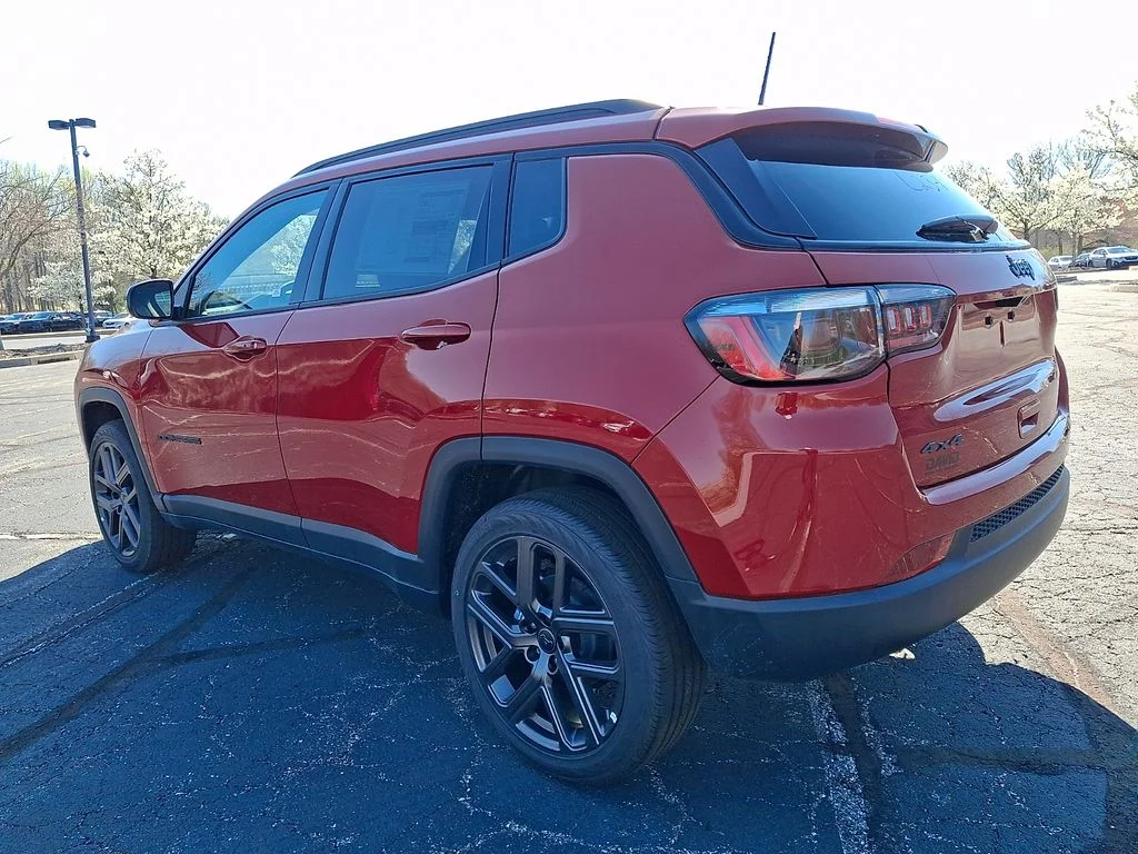 New 2026 Red Hot Pearl-Coat Exterior Paint Jeep Latitude image 3