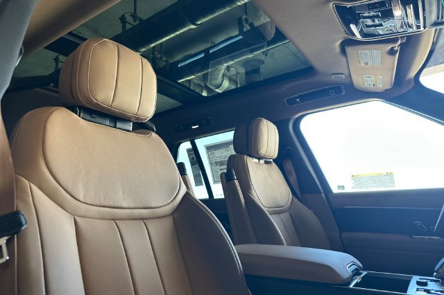 New 2027 Belgravia Green Land Rover SE image 15