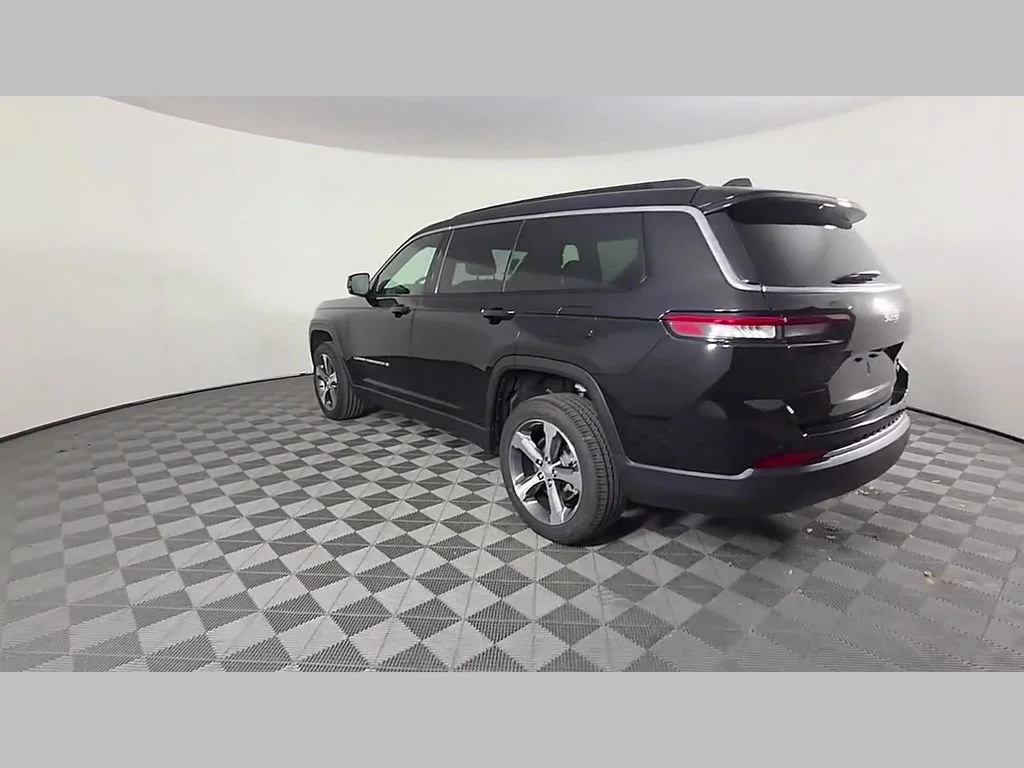 New 2026 Diamond Black Crystal Pearl-Coat Exterior Paint Jeep Limited image 30