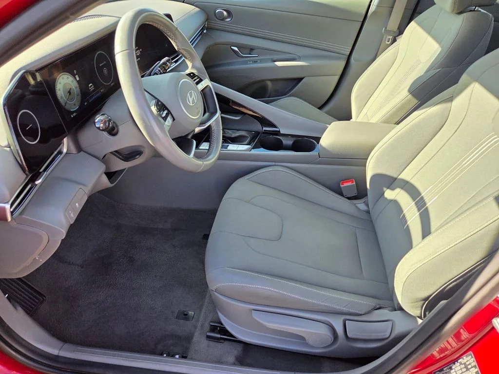 Used 2025 Red Hyundai SEL Convenience image 13