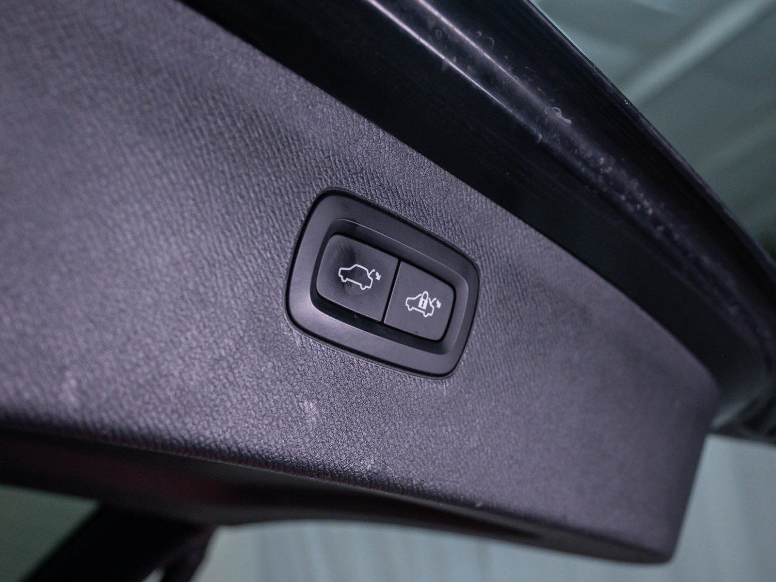 Used 2018 Onyx Black Metallic Volvo Inscription image 9