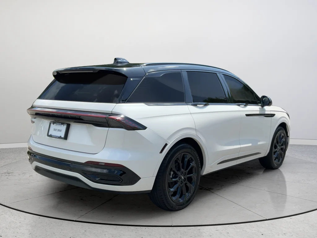 Used 2025 White Lincoln Reserve image 7
