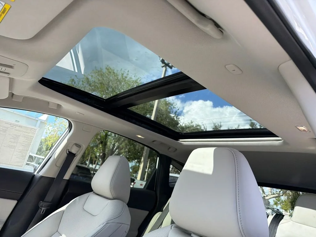 New 2026 White Nissan SL image 18