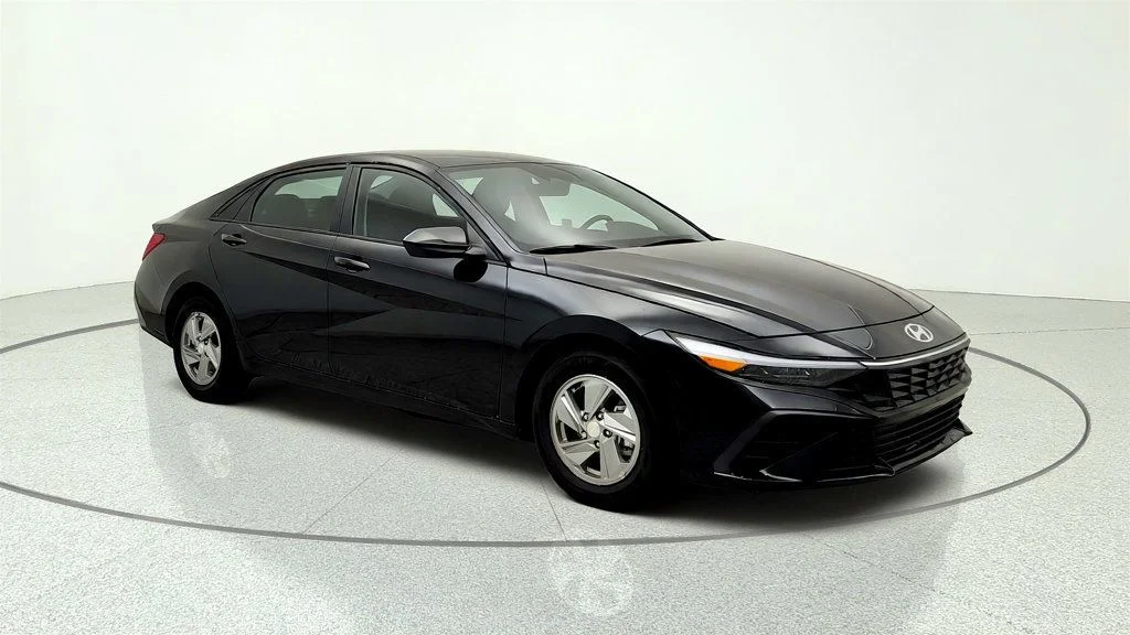Used 2025 Abyss Black Hyundai SE IVT image 3
