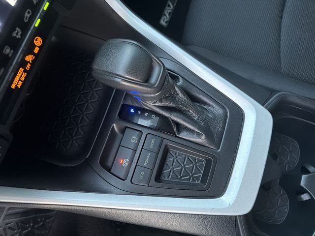 2021 Toyota RAV4 LE - Photo 22