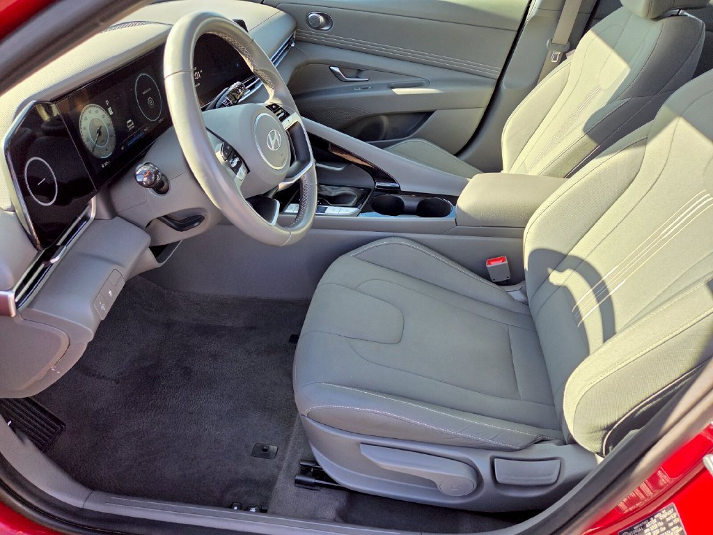 Used 2025 Red Hyundai SEL Convenience image 13