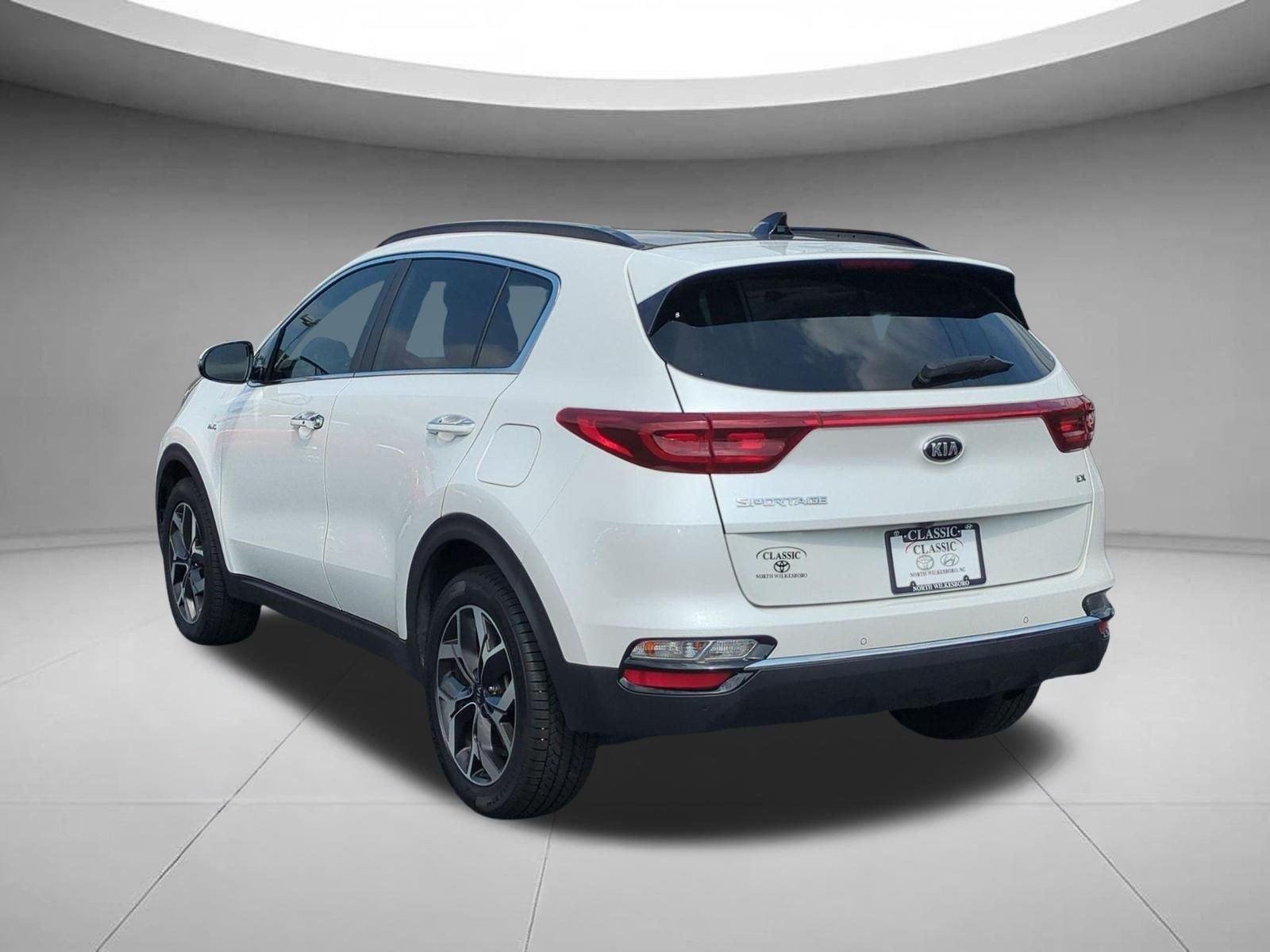 Used 2022 Snow White Pearl Kia EX image 3