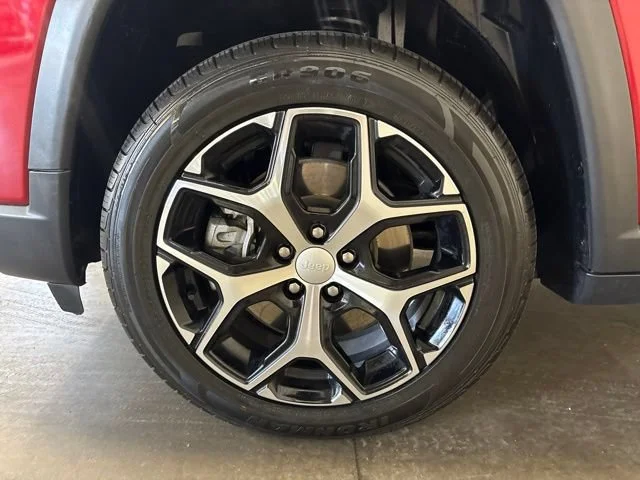 Used 2024  Jeep Limited image 7
