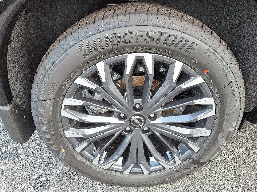 New 2026 Champagne Silver Metallic / Super Black Two-tone Nissan Platinum image 5