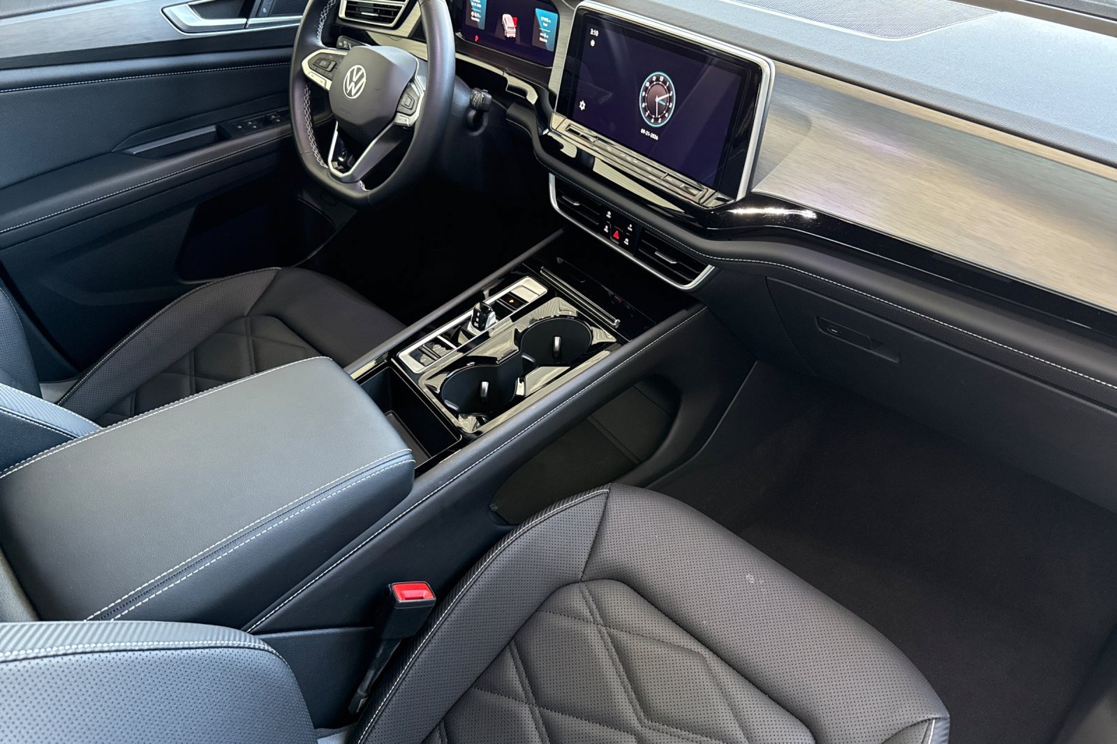 Used 2026  Volkswagen SE w/Technology image 17