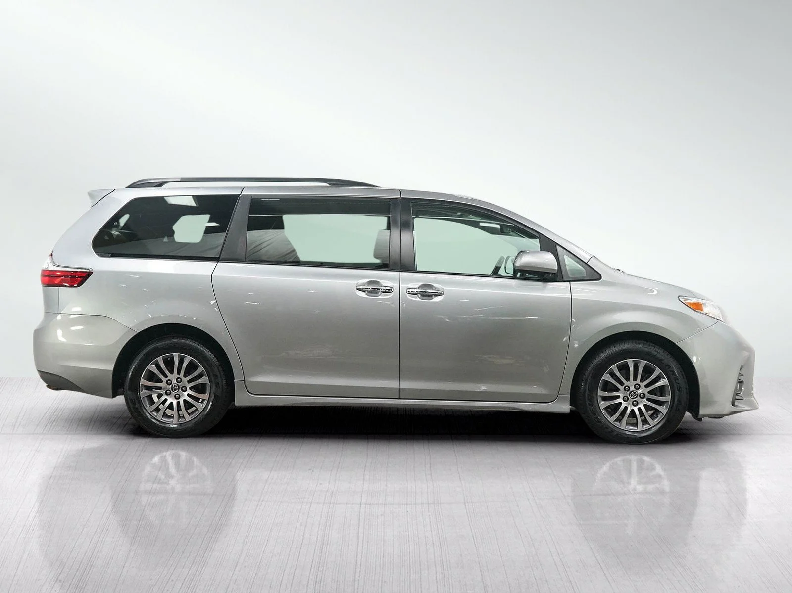 Used 2018 Silver Sky Metallic Toyota XLE Premium FWD 8-Passenger image 7