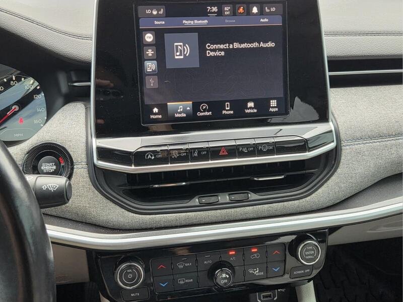 Used 2022 Crystal Metallic JEEP LATITUDE 4X4 image 25