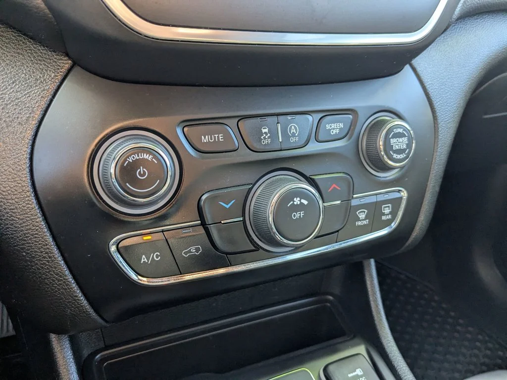 Used 2022 Bright White Clearcoat Jeep X image 17
