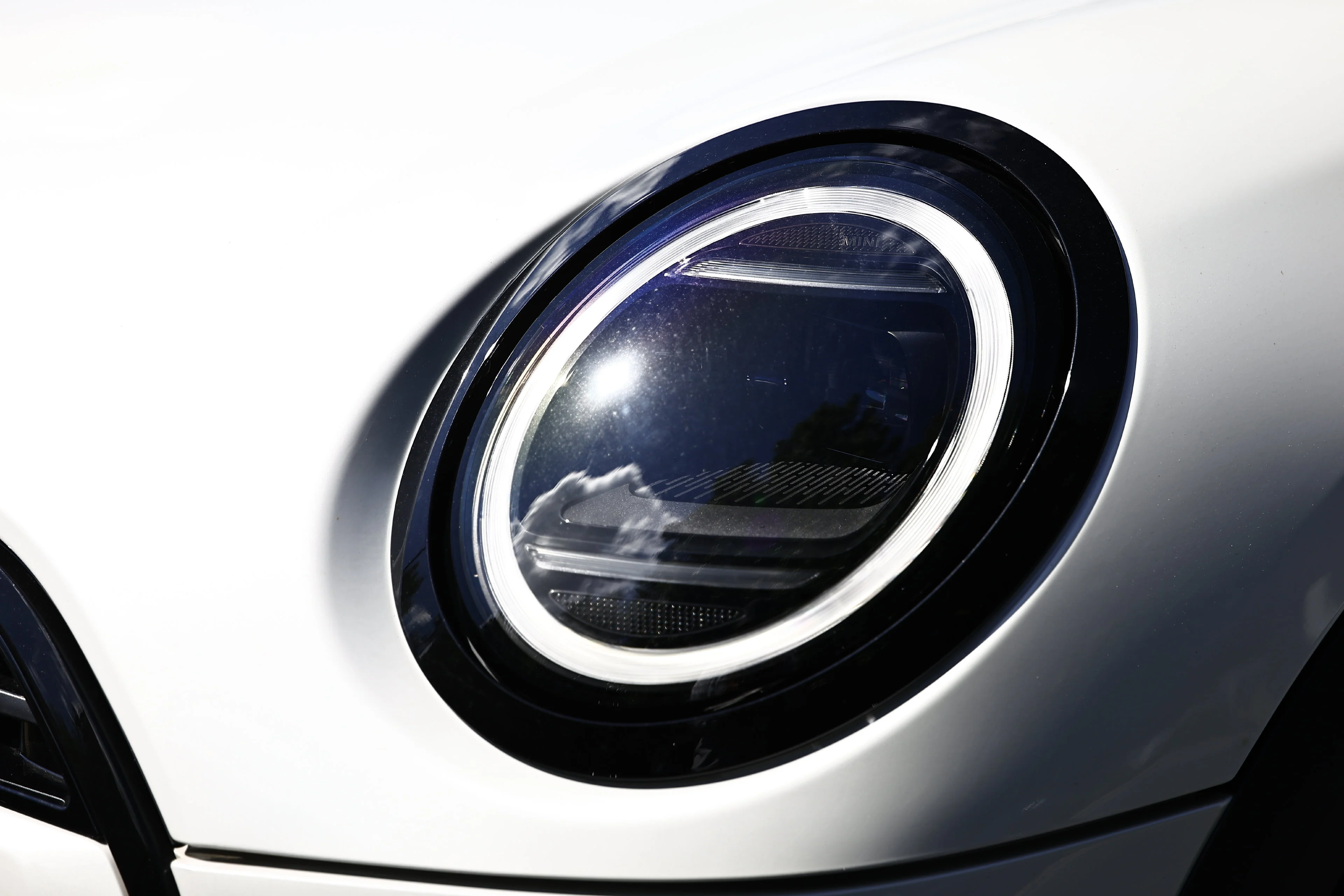 New 2026 White Metallic MINI Signature Plus image 12