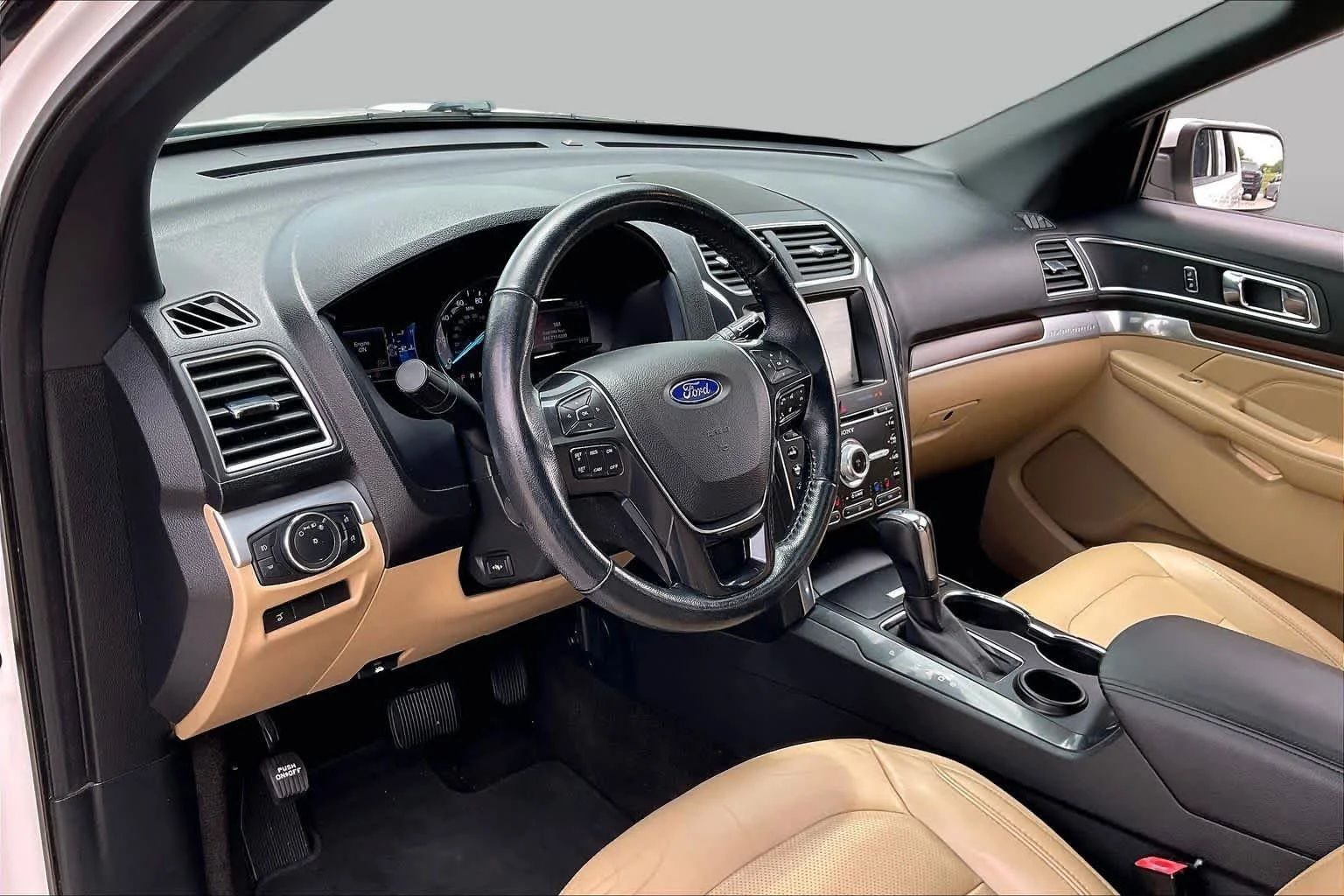 Used 2017 White Platinum Metallic Tri-Coat Ford Limited image 18