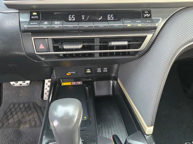 Used 2025  Toyota SE image 14