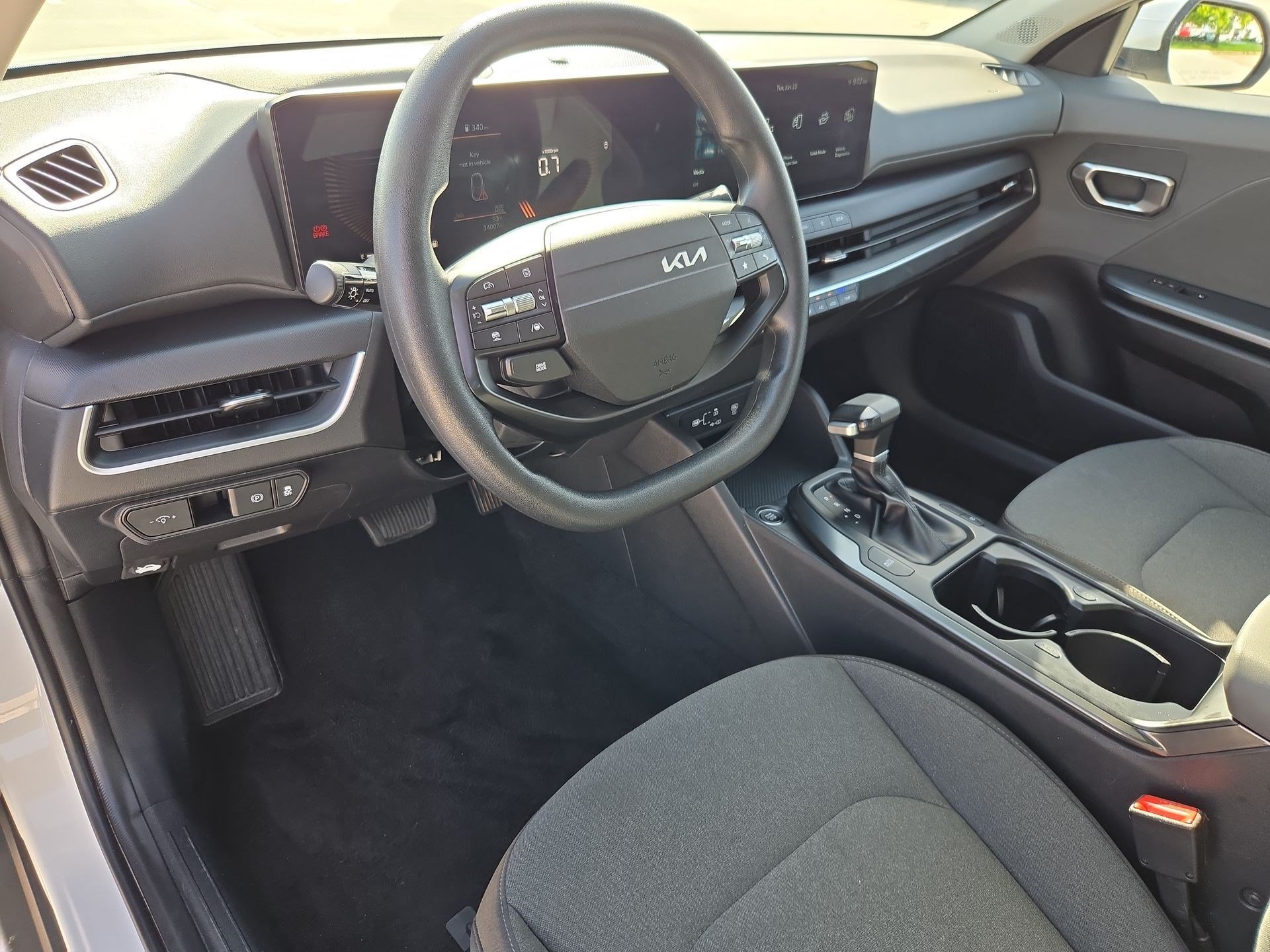 Used 2025 Snow White Pearl Kia LXS image 11