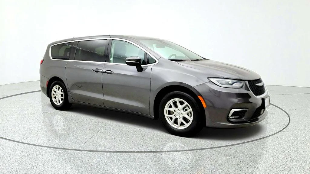 Used 2023 Granite Crystal Metallic Clearcoat Chrysler Touring L FWD image 3