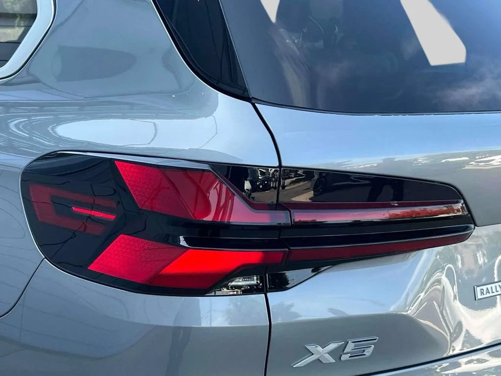 Used 2024 Skyscraper Grey Metallic BMW xDrive40i image 10