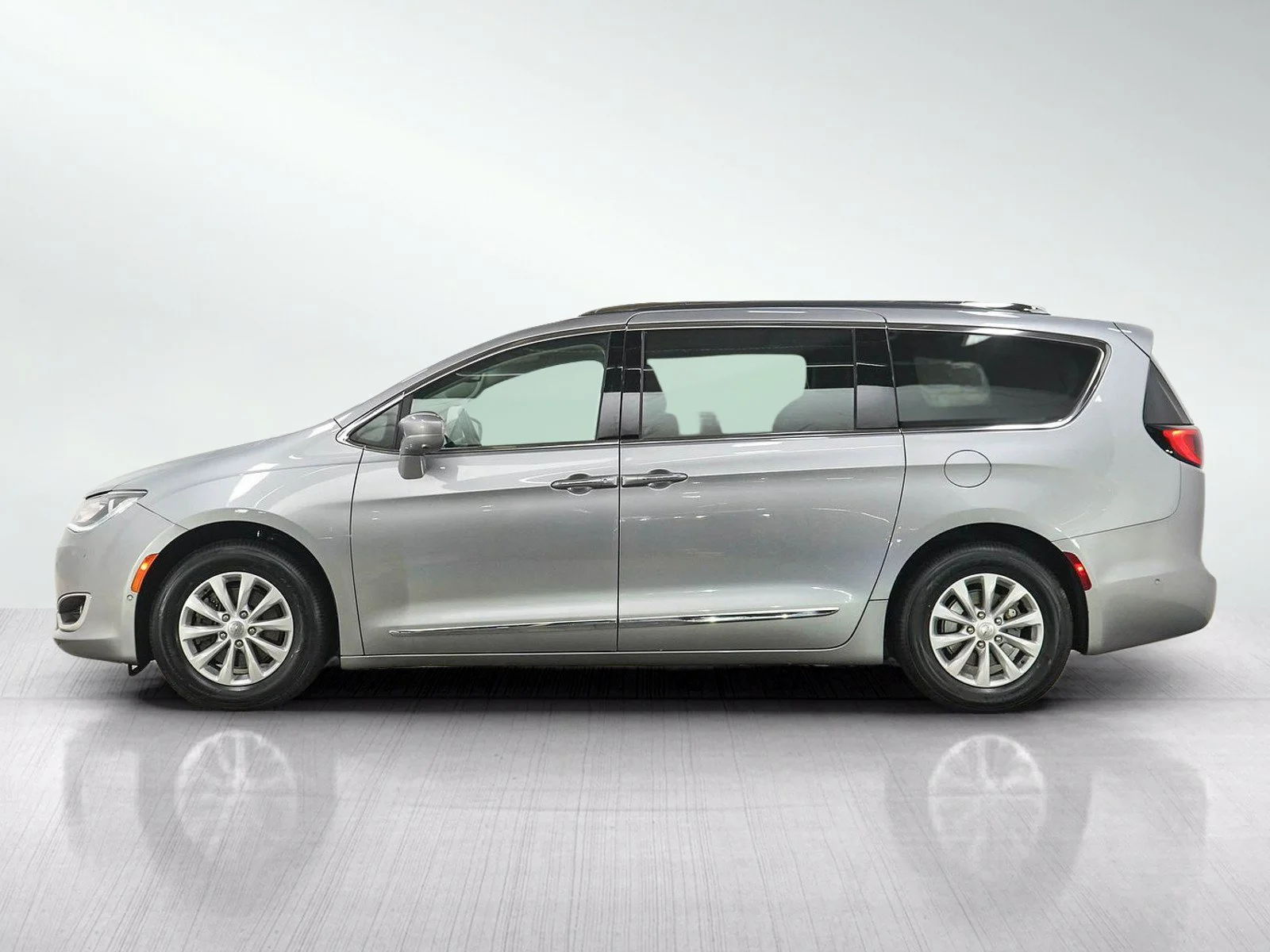 Used 2019 Chrysler Pacifica Touring L with VIN 2C4RC1BG3KR569612 for sale in Burnsville, Minnesota