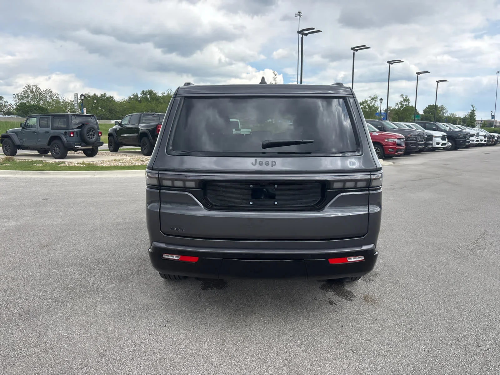 New 2026 Baltic-Gray Metallic Clear-Coat Exterior Paint Jeep Limited Reserve image 8