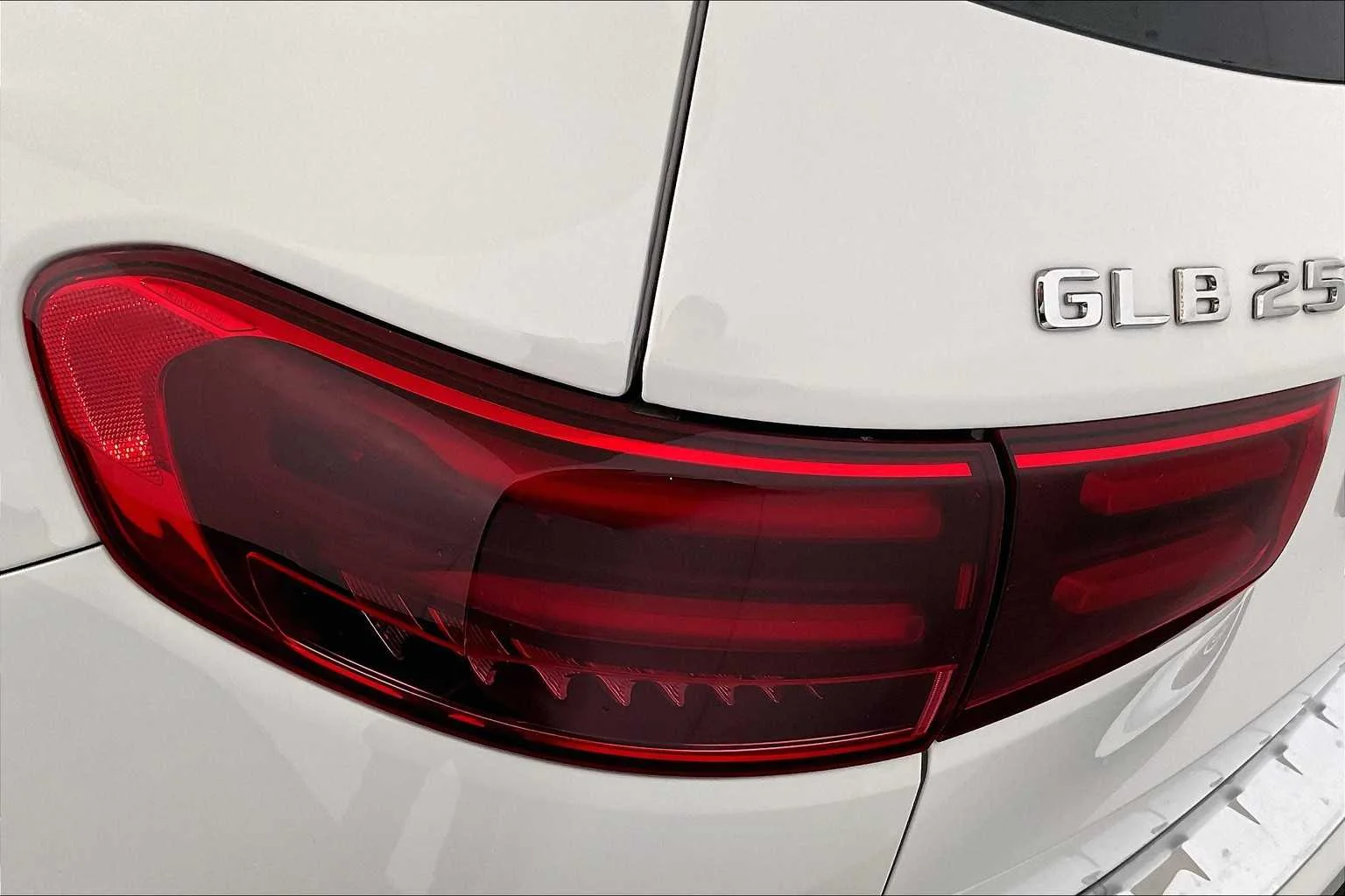 Used 2025 Polar White Mercedes-Benz GLB 250 image 6