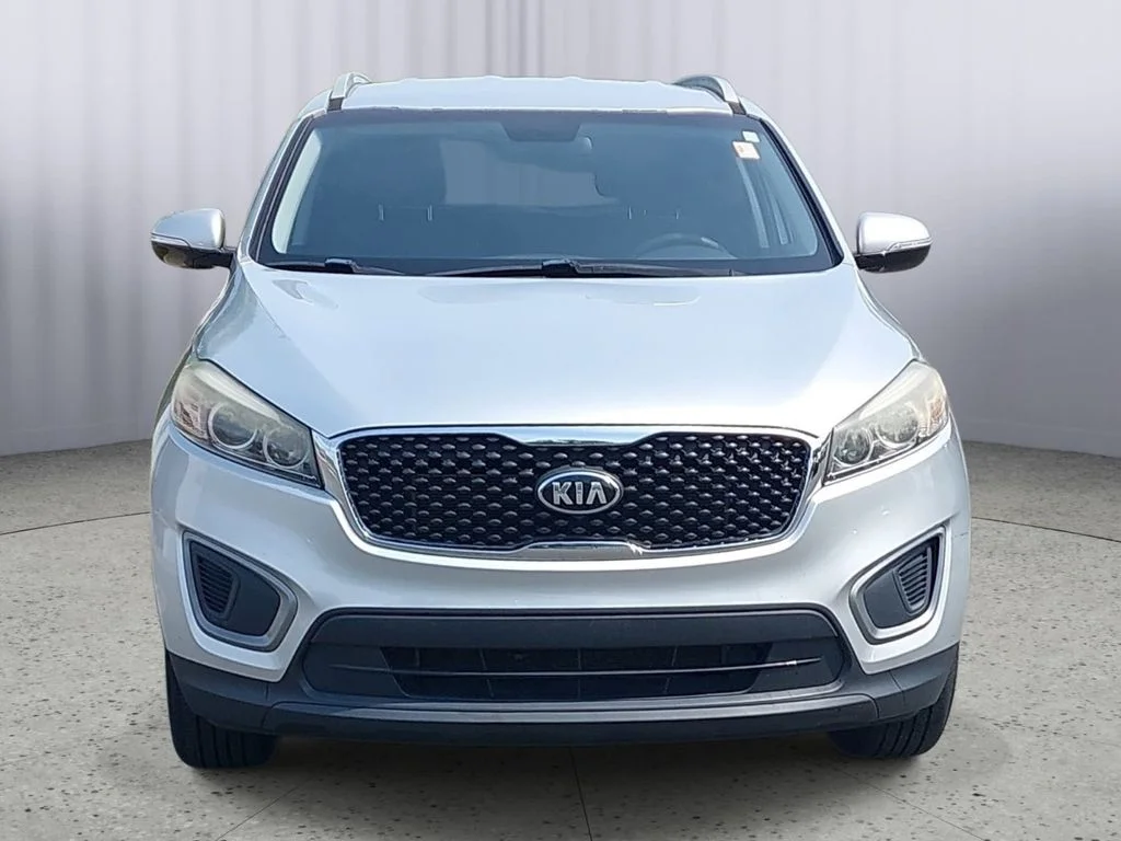 Used 2016 Silver Kia LX image 8
